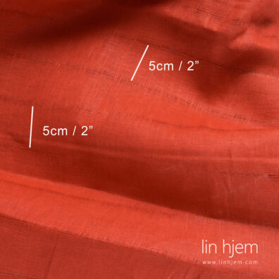 Lett 100% lin i rød farge.