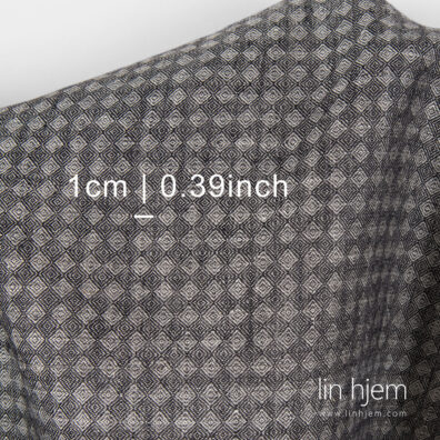 100% med gråsvarte romber.