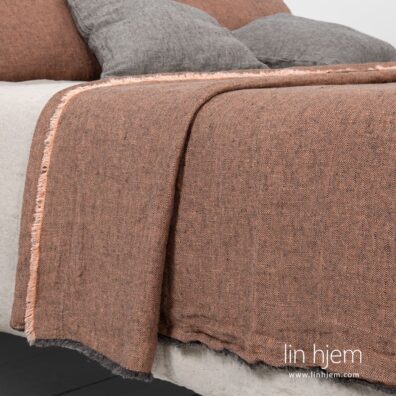 Leila brunt sengeteppe.