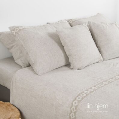 Sengesett i grå farge, med blonder.