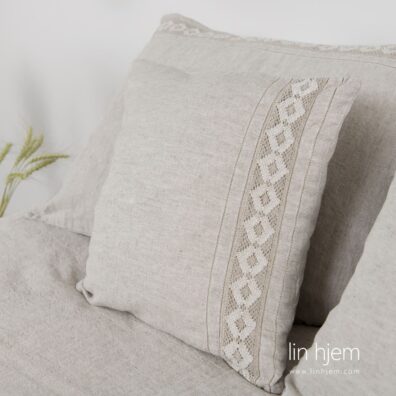 Sengesett med blonder, vingo, grått.