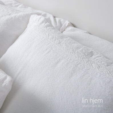 Regata sengesett med blonder.