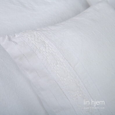 Sengesett regata i hvit med blonder.