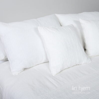 Lin sengesett i hvit.