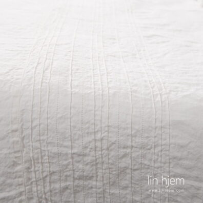 Hvitt sengesett i lin.