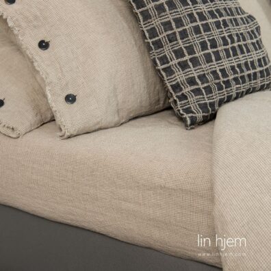 Rutete sengesett i brunaktig farge, mars.