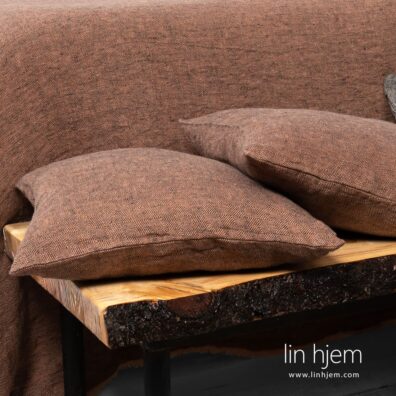 Putetrekk i brun farge.