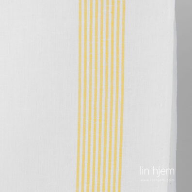 Stoff i halvlin med gule striper.