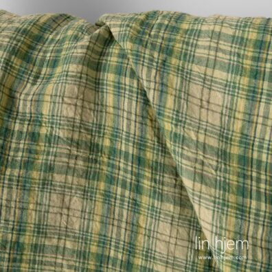 Vasket bredt linstoff i grønne ruter.