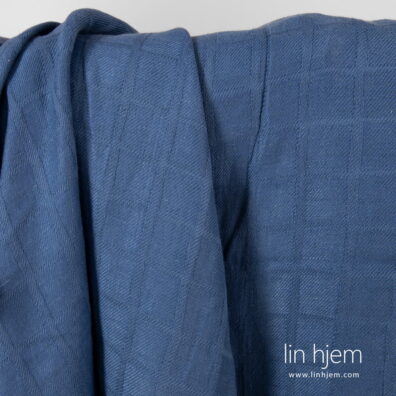 Vasket blått halvlin stoff i ruter.