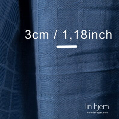 Vasket rutete halvlin stoff i blå farge.