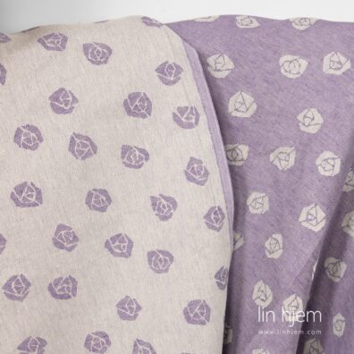 Halvlin lilla stoff med blomster.