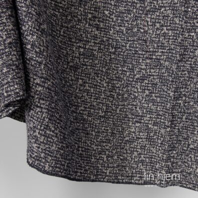 Svart/grått stoff i halvlin, vasket.