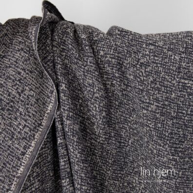Vasket svart/grått stoff i halvlin.
