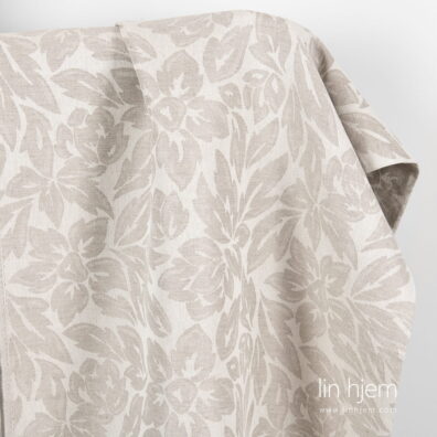 Halvlin lysegrått blomstret stoff.