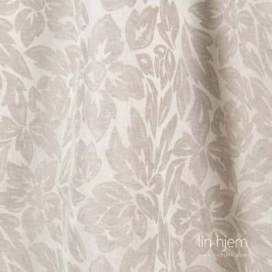 Lysegrått blomstret stoff i halvlin.