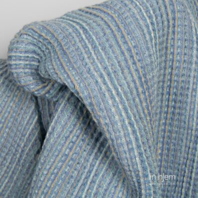 Vasket blått stoff i halvlin.