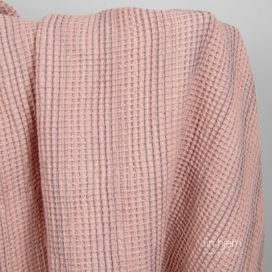 Halvlin vasket rosa stoff.