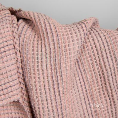 Vasket rosa stoff i halvlin.