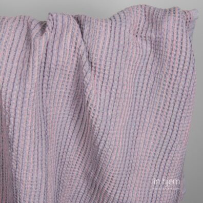 Halvlin vasket lyselilla stoff.