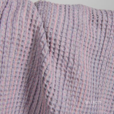 Vasket halvlin stoff i lys lilla.