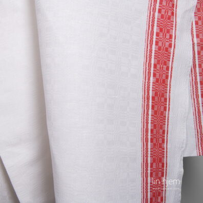 Halvlin hvitt stoff med røde striper.