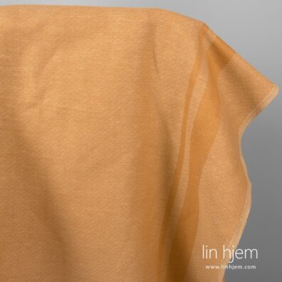 Mønstret lysebrunt halvlin stoff.