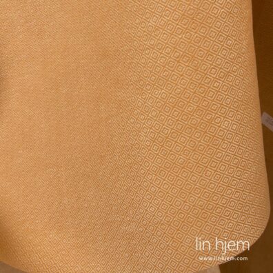 Mønstret halvlin stoff i lys brun farge.