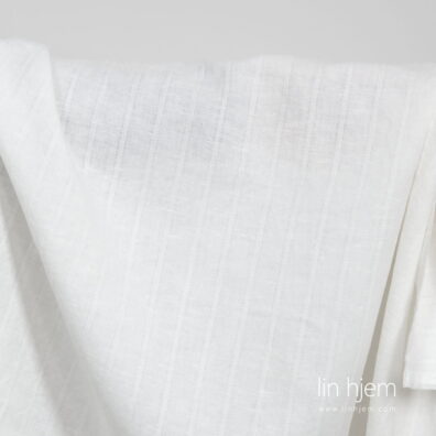 Stripete halvlin vasket stoff i melkehvit.