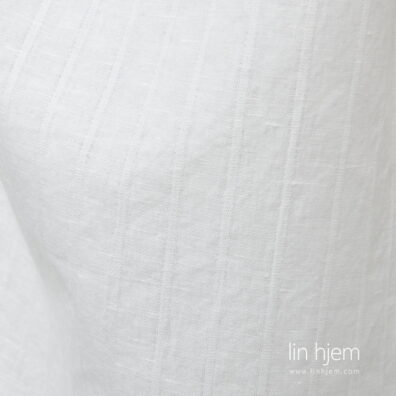 Stripete melkehvitt stoff i halvlin, vasket.