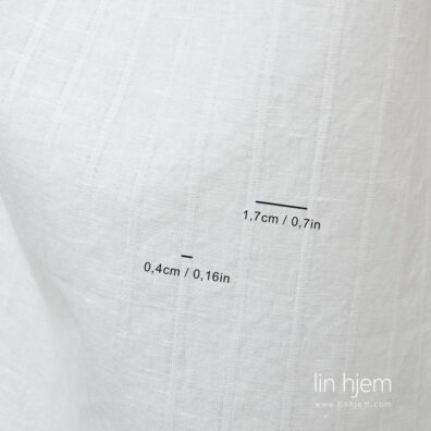 Vasket halvlin stoff i melkehvit, stripete.