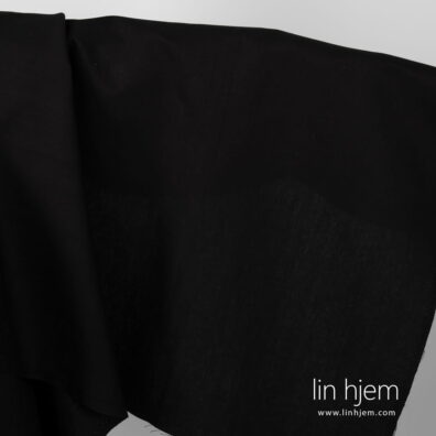 Svart halvlin stoff.