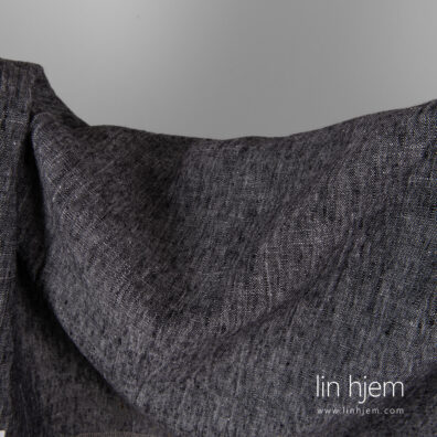 Vasket stoff i lin i svart/hvit farge.