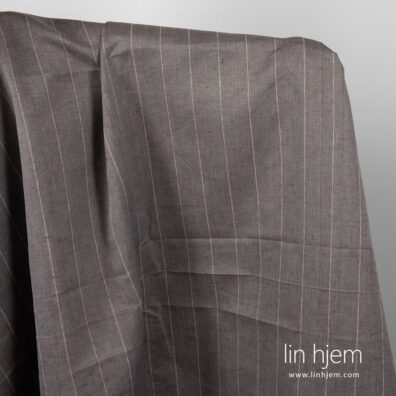 Bredt grått halvlin stoff i striper.