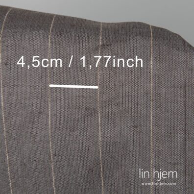 Grått halvlin stoff i striper, bredt.