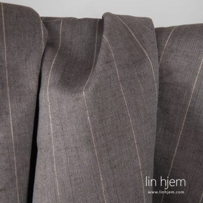 Bredt halvlin stoff i grå farge.