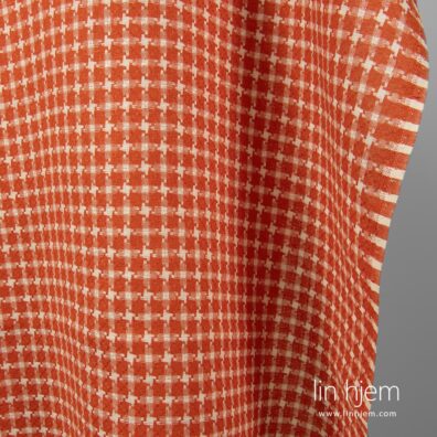 Linstoff i rød farge, mønstret.