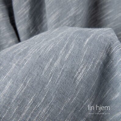 Vasket grått stoff i halvlin.