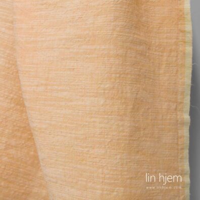 Lys oransje vasket halvlin stoff, bredt.