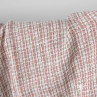 Vasket lin-ull stoff med brune ruter.