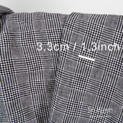 Lin-ull vasket stoff med svarte ruter.