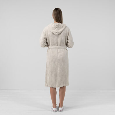 Produktets stoff er vevd fra hvite bomulls og naturlig grå ufarget lingarn