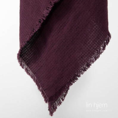 Halvlin skjerf i mørk rød farge.