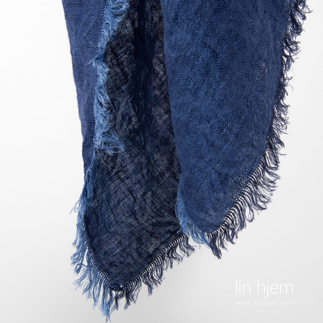 Mørkeblått skjerf i lin.