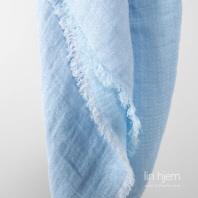 Lyseblått skjerf i lin.