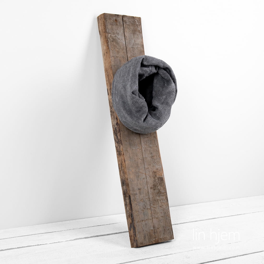 Rør skjerf i svart/hvit farge.