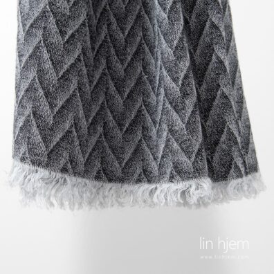 Sjal i svart farge, zigza.