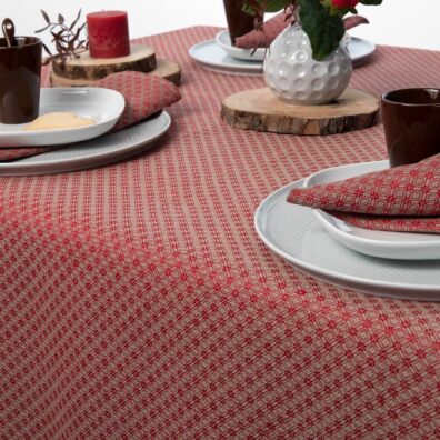 Rød farget duk, tony.