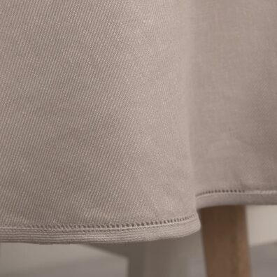 Gråaktig rød duk, rund.