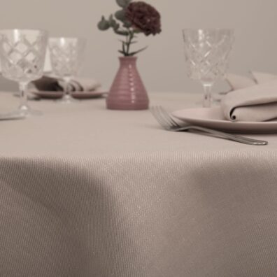 KOMA rund duk i gråaktig rød farge.